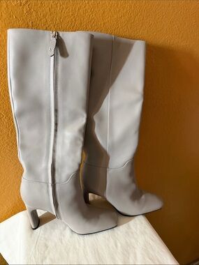 Sarto by Franco Sarto Women's Knee-High Zip Boots in Light Gray excellent cond.
